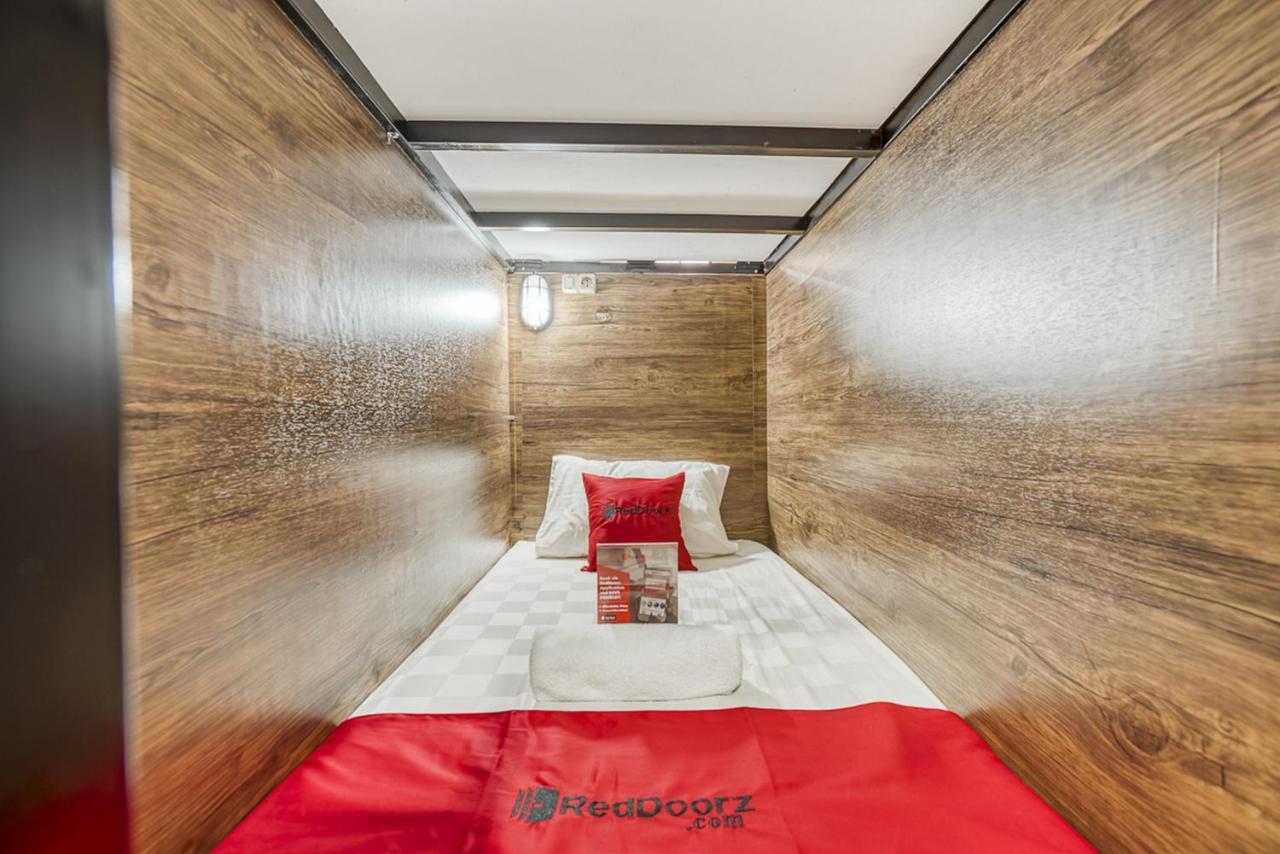 Reddoorz Hostel @ Feliz Noche Cengkareng Джакарта Екстер'єр фото