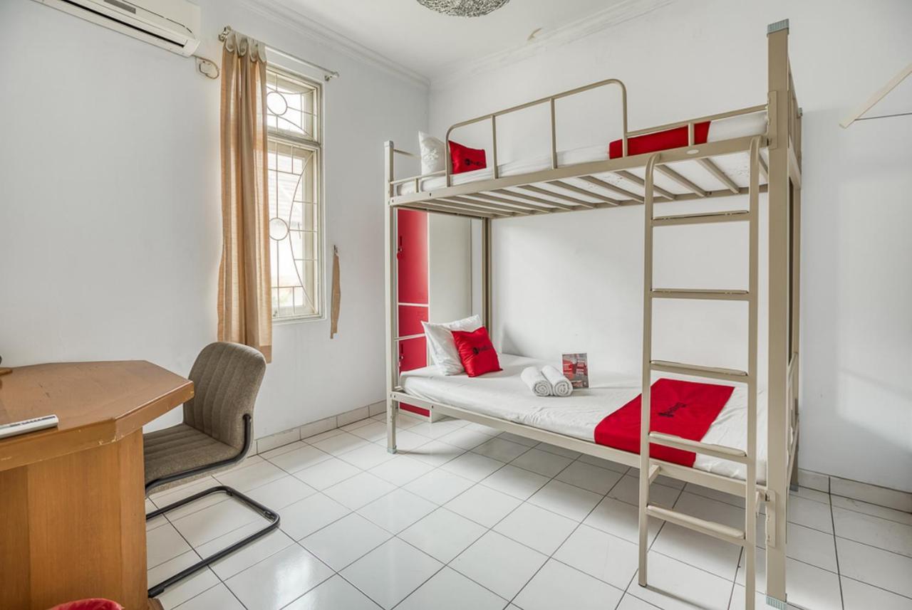 Reddoorz Hostel @ Feliz Noche Cengkareng Джакарта Ліжка хостела фото
